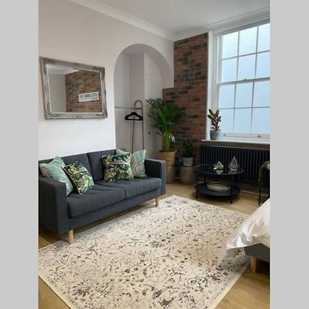 City Centre Entire Studio Apartment Chichester Bagian luar foto