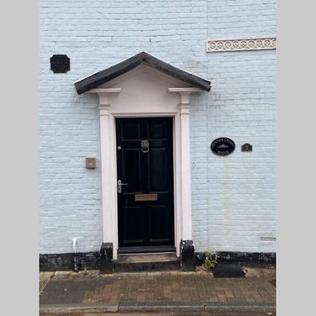 City Centre Entire Studio Apartment Chichester Bagian luar foto