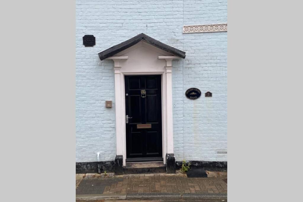 City Centre Entire Studio Apartment Chichester Bagian luar foto