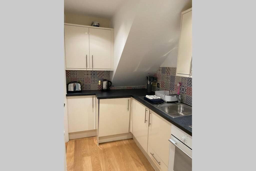 City Centre Entire Studio Apartment Chichester Bagian luar foto