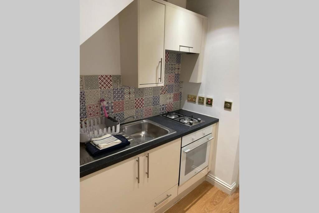City Centre Entire Studio Apartment Chichester Bagian luar foto